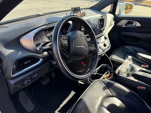 Used 2019 Chrysler Pacifica Limited w/ Advanced Safetytec Group image 5