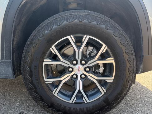 Used 2025 GMC Acadia AT4 w/ Luxury Package AWD/4WD image 8