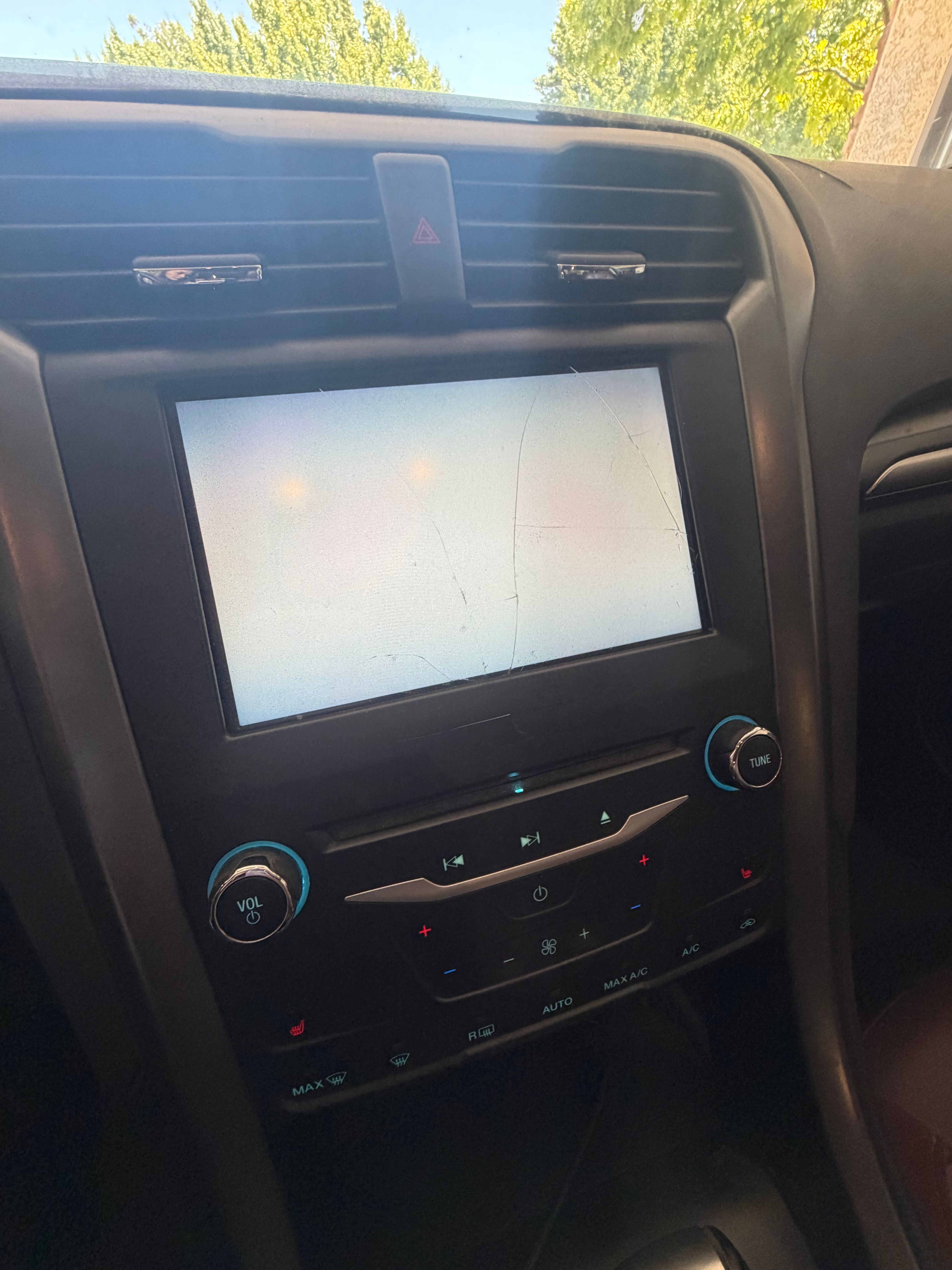Used 2015 Ford Fusion SE w/ Equipment Group 202A FWD image 5
