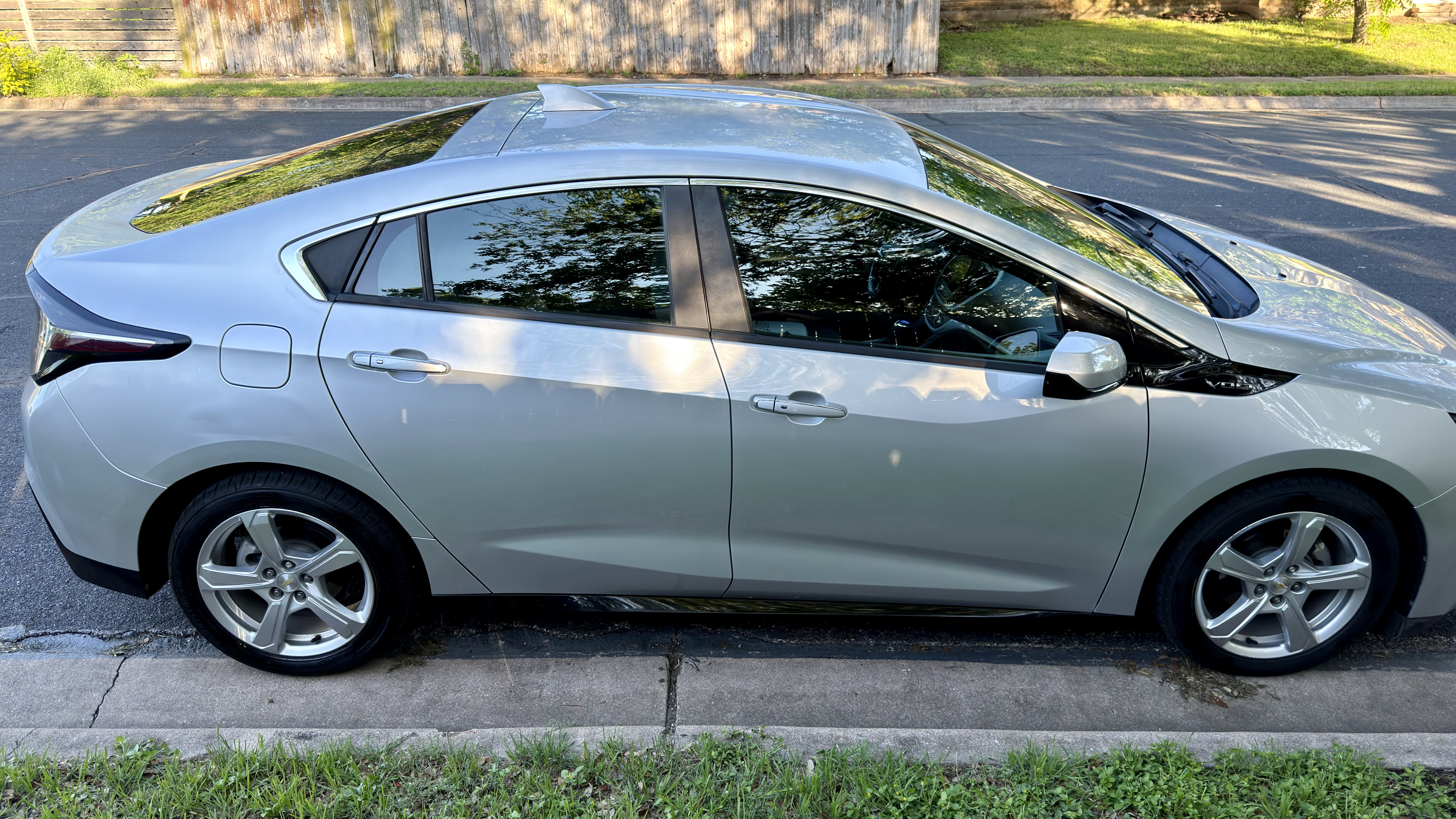 Used 2017 Chevrolet Volt LT FWD image 9