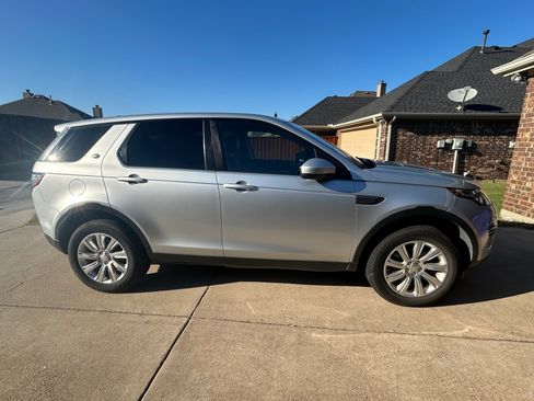 Used 2019 Land Rover Discovery Sport SE image 2