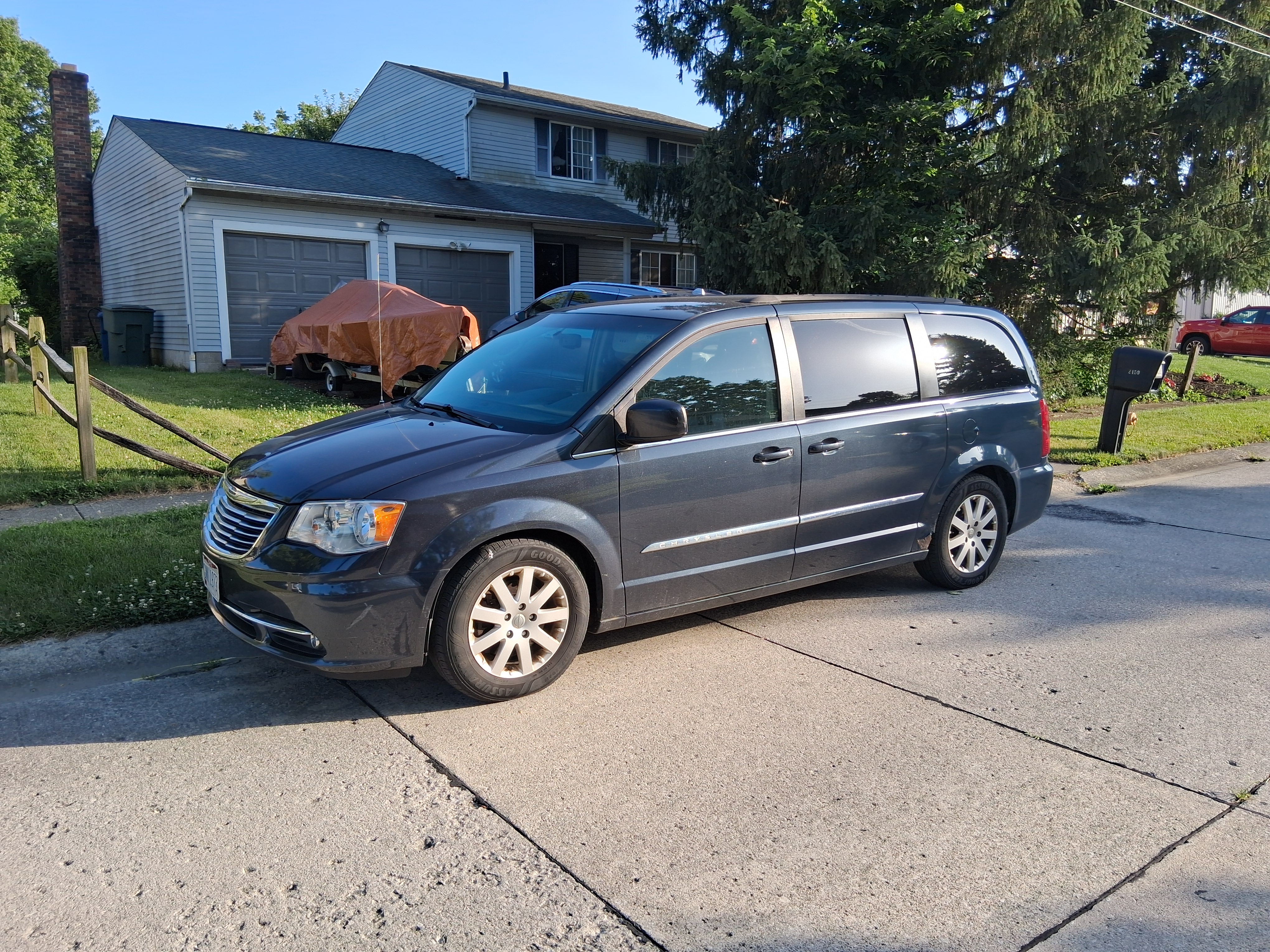 Used 2013 Chrysler Town & Country Touring FWD image 2