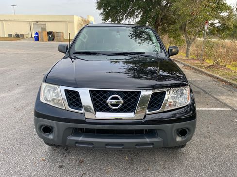 Used 2019 Nissan Frontier SV image 2