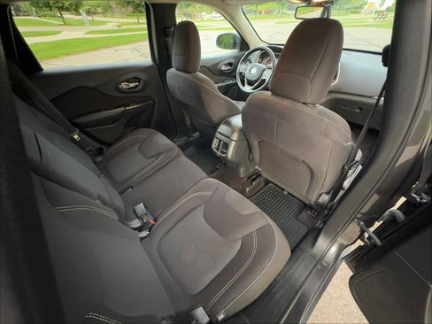 Used 2016 Jeep Cherokee Latitude w/ Cold Weather Group AWD/4WD image 12