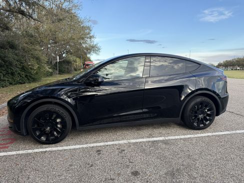 Used 2022 Tesla Model Y Long Range image 15