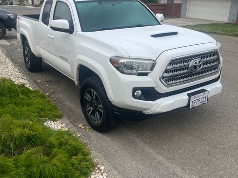 Used 2016 Toyota Tacoma TRD Sport w/ Towing Package RWD image 1