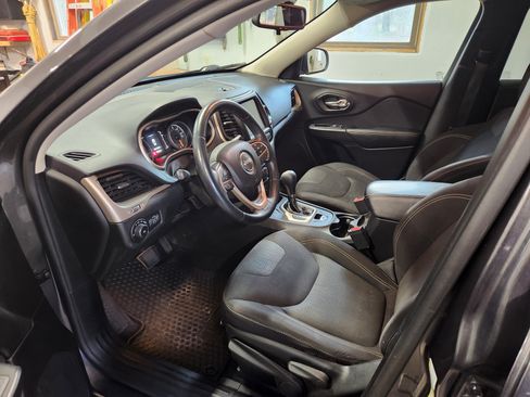 Used 2017 Jeep Cherokee Latitude w/ Cold Weather Group image 12