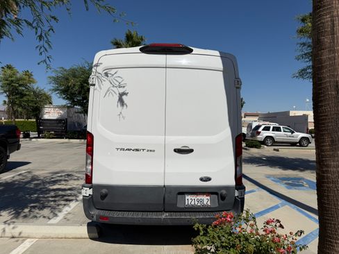 Used 2018 Ford Transit 250 148 Medium Roof RWD image 4