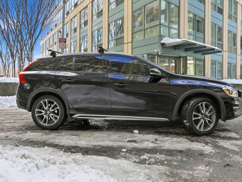 Used 2018 Volvo V60 T5 Cross Country w/ Convenience Package image 14