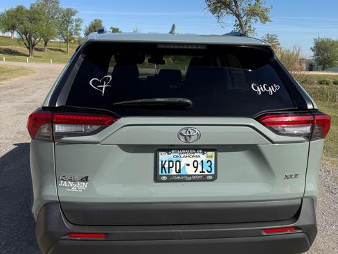 Used 2020 Toyota RAV4 XLE w/ Convenience Package image 11