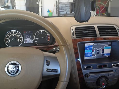 Used 2010 Jaguar XK Convertible image 8