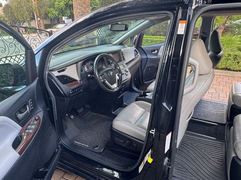 Used 2017 Toyota Sienna Limited Premium image 13