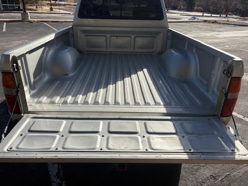 Used 2000 Toyota Tacoma Pickup image 9