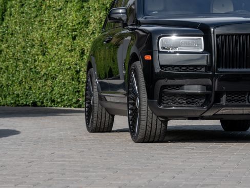 Used 2022 Rolls-Royce Cullinan Black Badge w/ Dark Exterior Package image 10