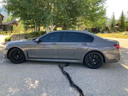 Used 2022 BMW 750i xDrive w/ Executive Package AWD/4WD image 2