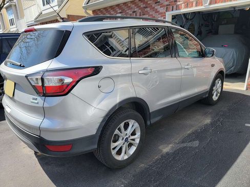 Used 2018 Ford Escape SE image 2