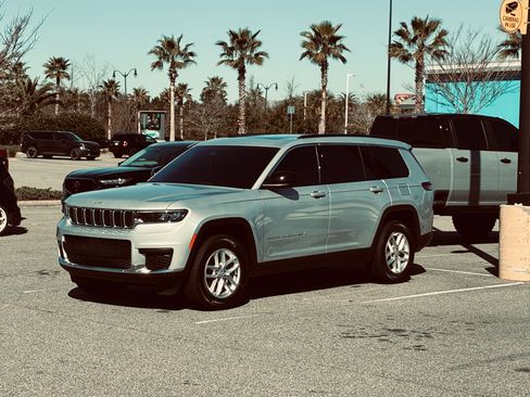 Used 2024 Jeep Grand Cherokee L Laredo w/ Luxury Tech Group I AWD/4WD image 1