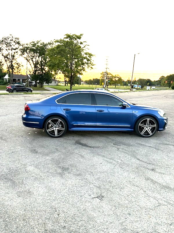 Used 2017 Volkswagen Passat 1.8T R-Line w/ R-Line Lighting Package FWD image 1