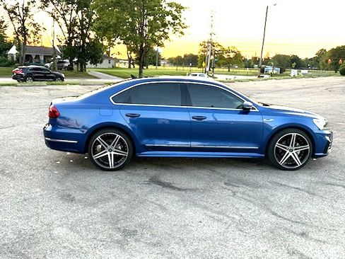 Used 2017 Volkswagen Passat 1.8T R-Line w/ R-Line Lighting Package FWD image 1