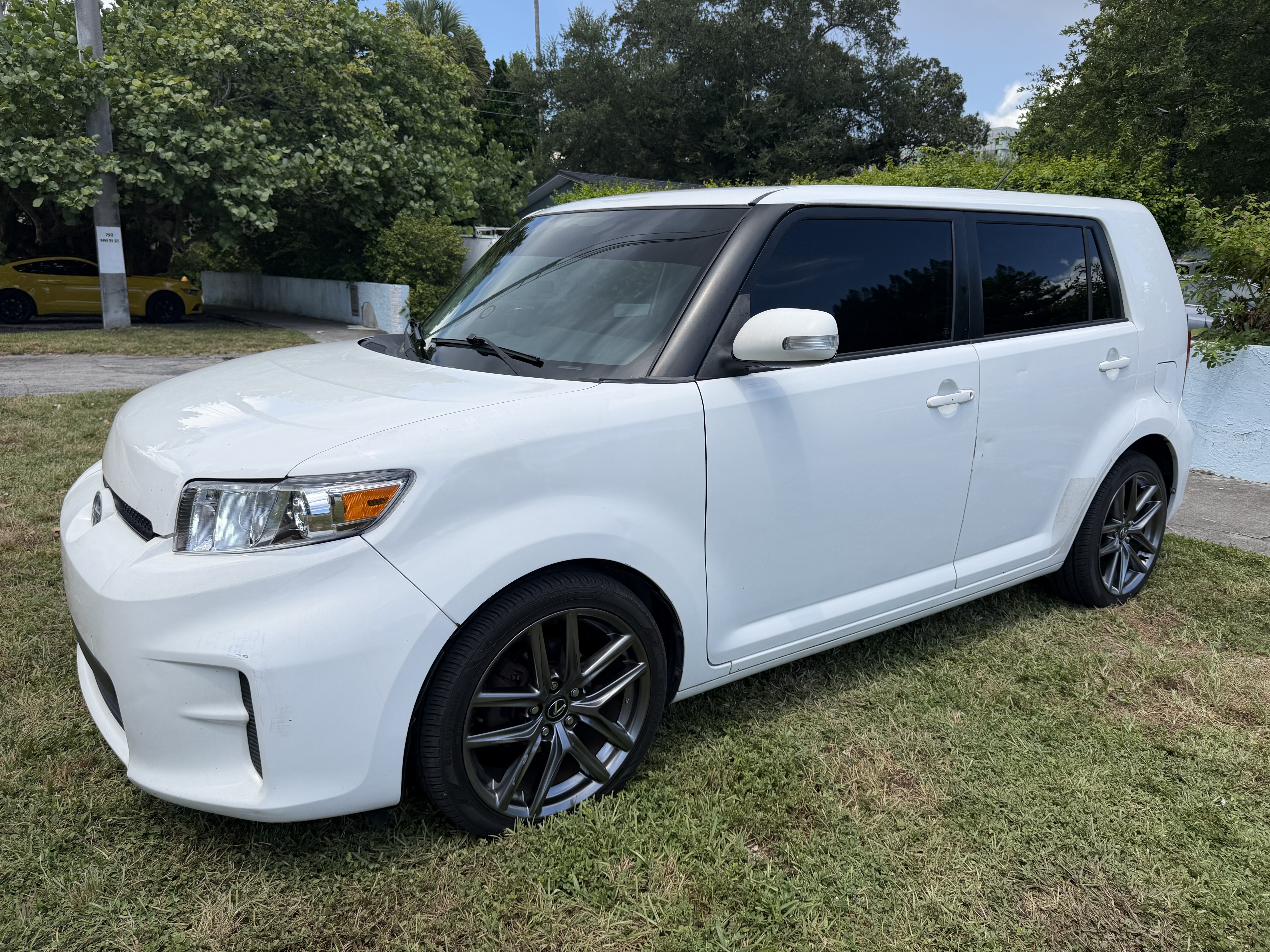 Used 2011 Scion xB FWD image 2