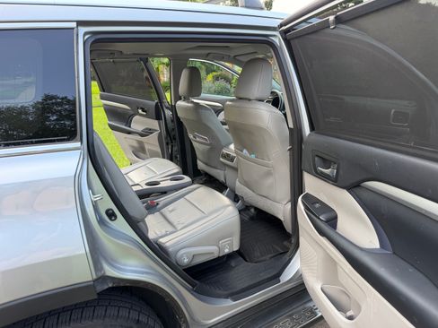 Used 2015 Toyota Highlander XLE FWD image 18