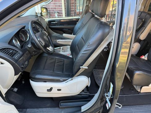 Used 2011 Dodge Grand Caravan Crew image 6