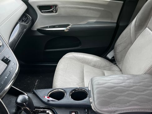 Used 2015 Toyota Avalon XLE Touring FWD image 4