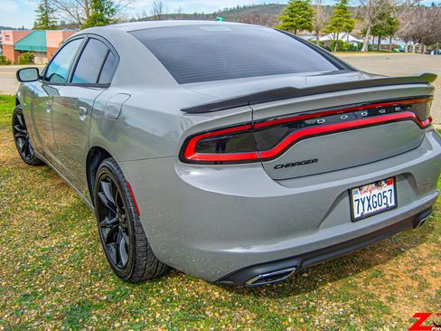 Used 2017 Dodge Charger SE w/ Blacktop Package RWD image 5