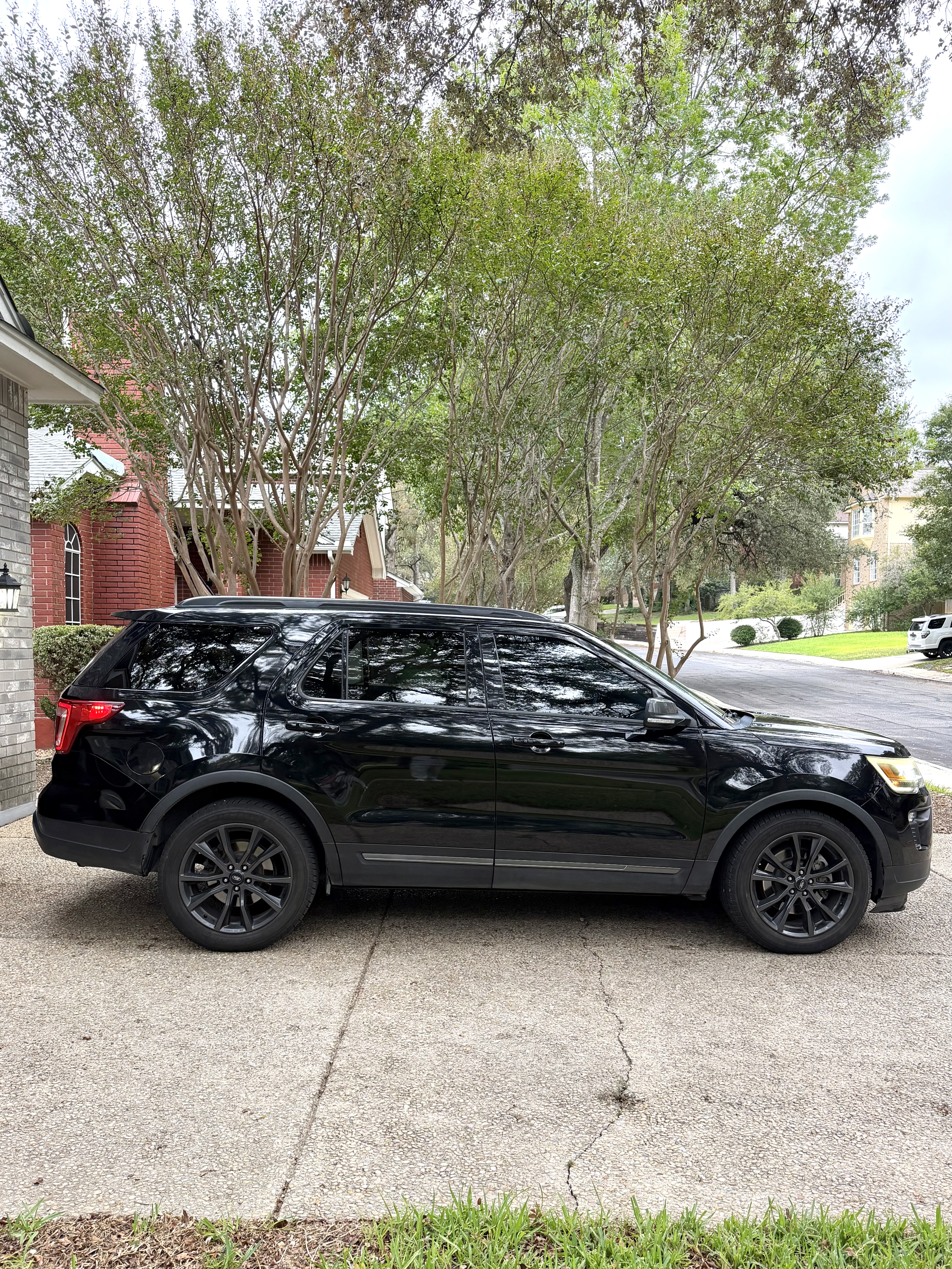 Used 2018 Ford Explorer XLT w/ Equipment Group 202A FWD image 5