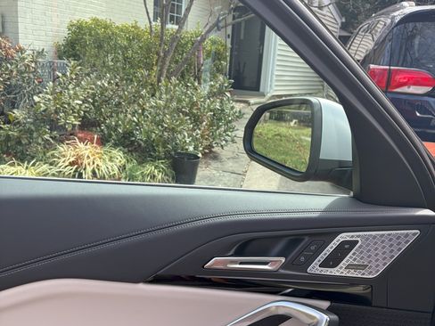 Used 2024 BMW X1 xDrive28i w/ Premium Package image 9