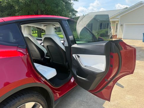 Used 2021 Tesla Model Y Long Range AWD/4WD image 14