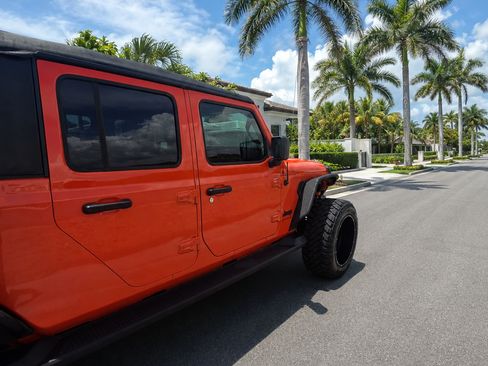 Used 2023 Jeep Gladiator Sport AWD/4WD image 8