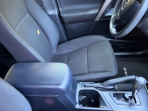 Used 2018 Toyota RAV4 LE FWD image 2