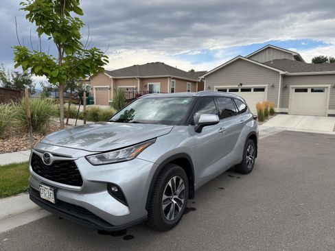 Used 2020 Toyota Highlander XLE AWD/4WD image 1