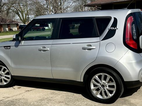 Used 2017 Kia Soul + image 1