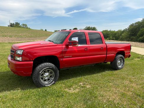 Used 2005 Chevrolet Silverado 2500 LS w/ Heavy-Duty Power Package AWD/4WD image 4