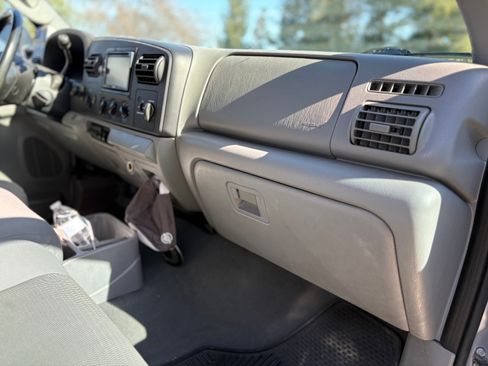 Used 2005 Ford F350 XLT image 2