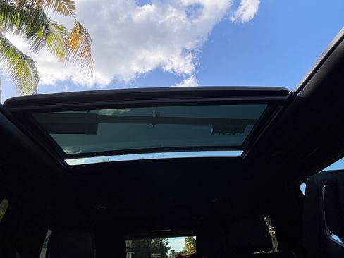 Used 2021 Cadillac Escalade ESV Premium Luxury image 23