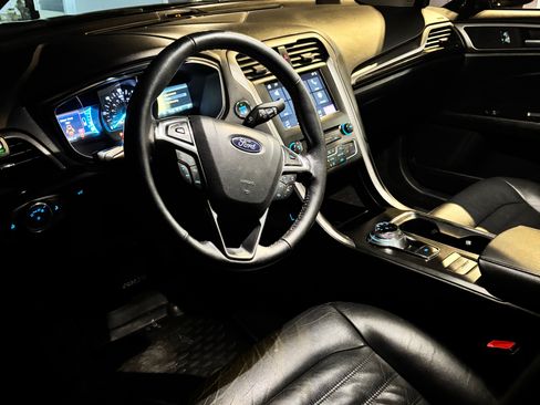 Used 2018 Ford Fusion Energi SE image 2