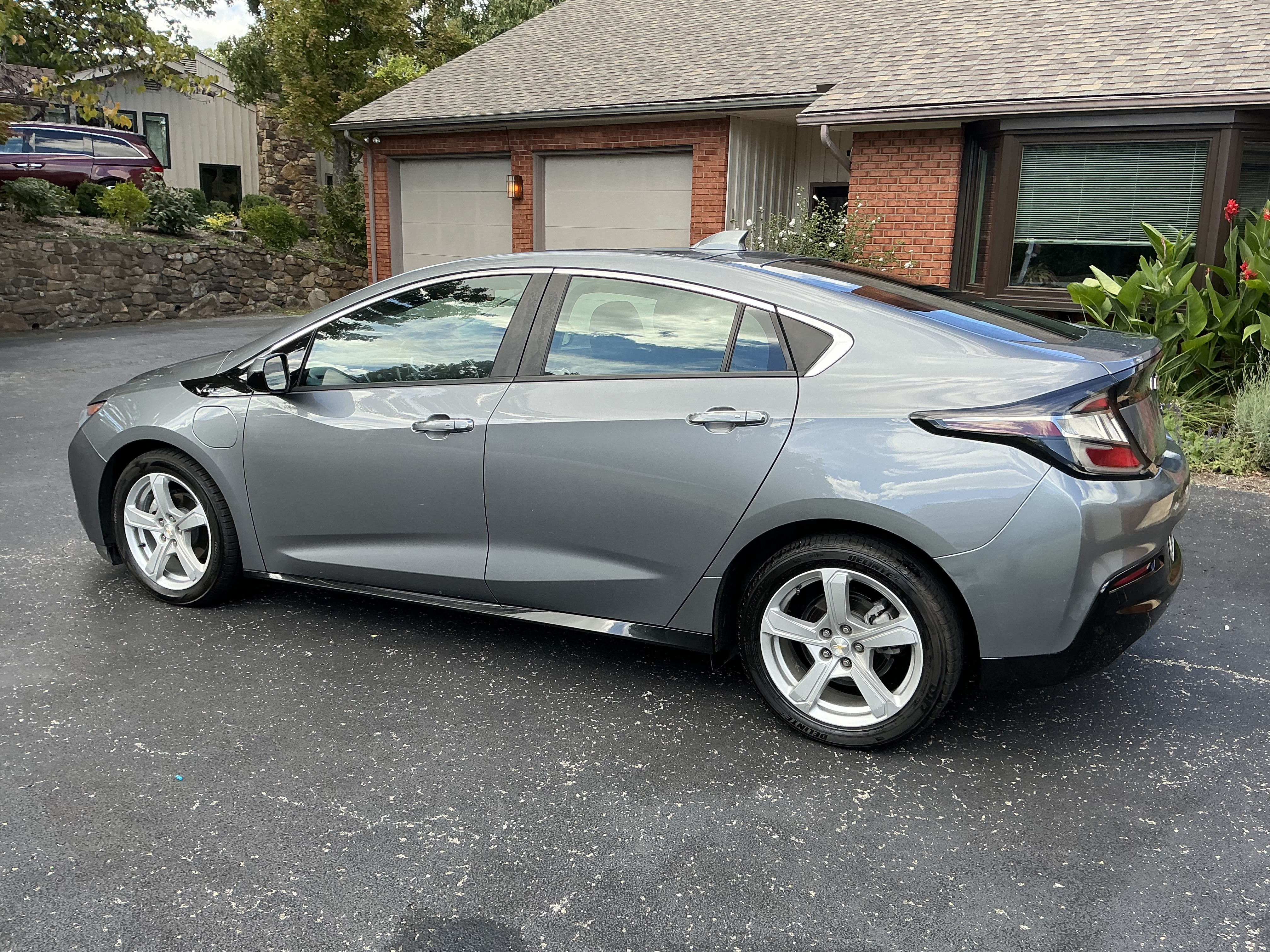 Used 2018 Chevrolet Volt LT w/ Comfort Package FWD image 2