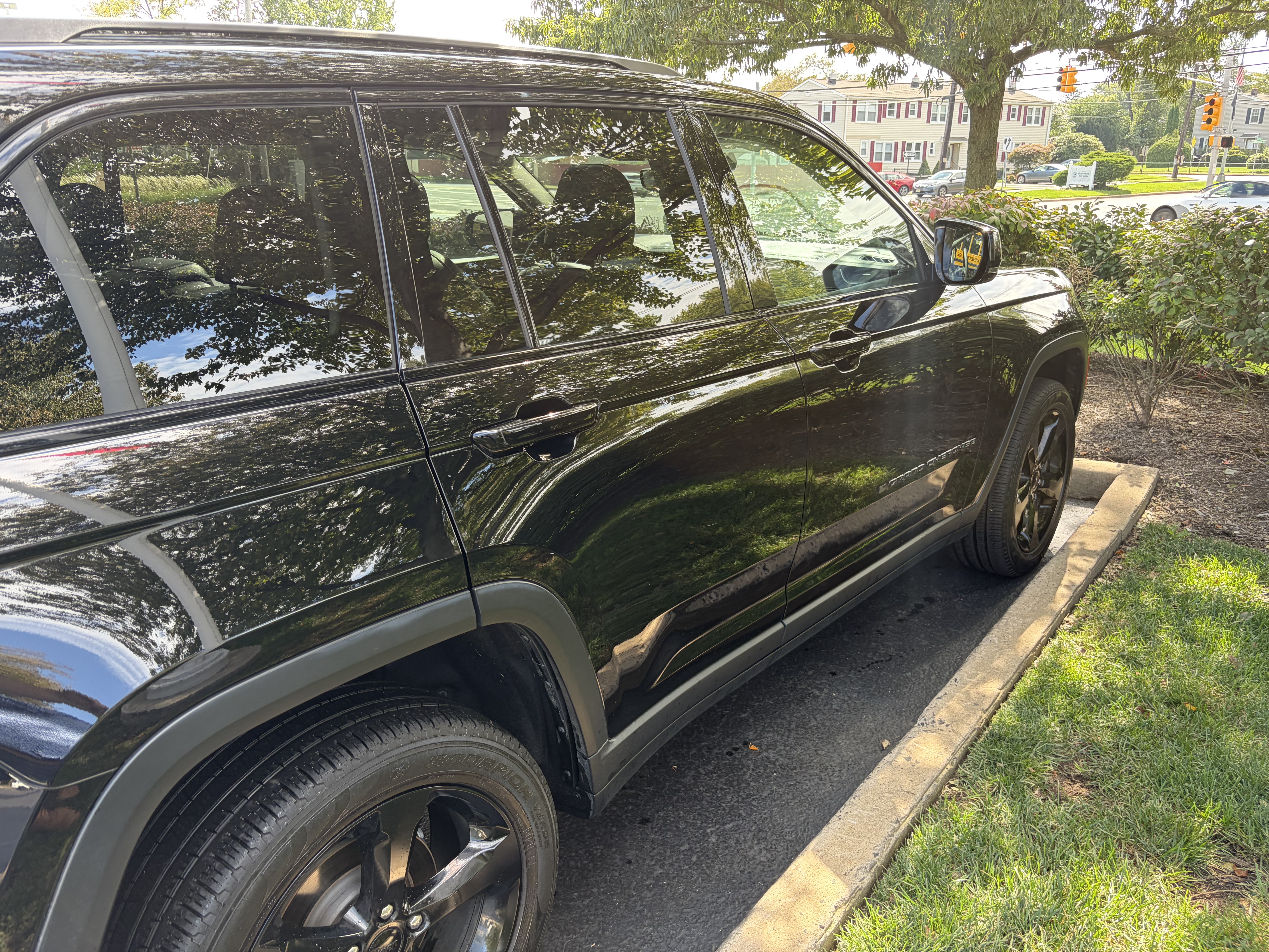 Used 2024 Jeep Grand Cherokee Limited w/ Black Appearance Package AWD/4WD image 5