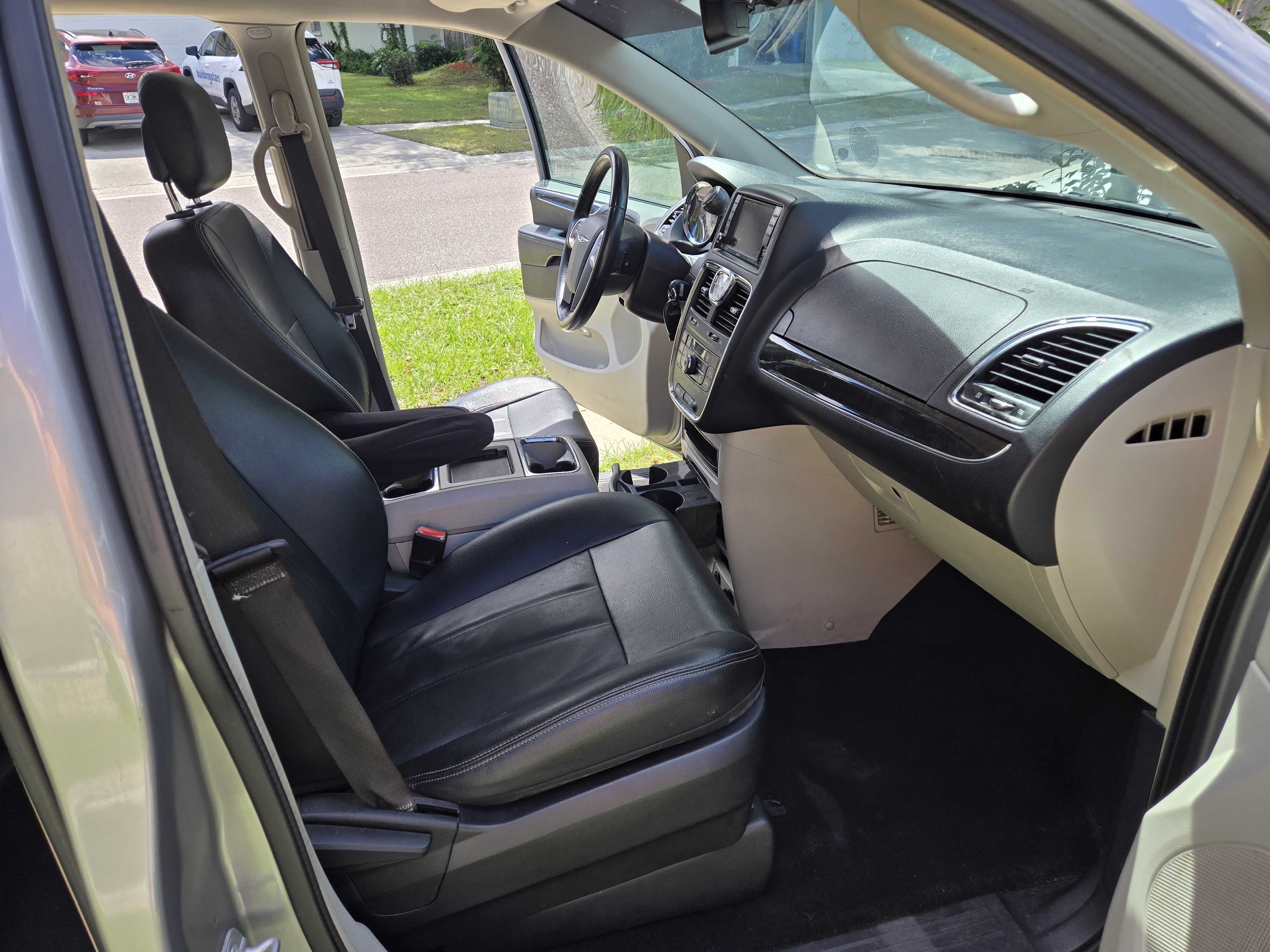 Used 2016 Chrysler Town & Country Touring FWD image 17