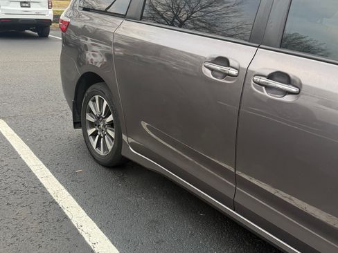 Used 2019 Toyota Sienna Limited Premium image 2