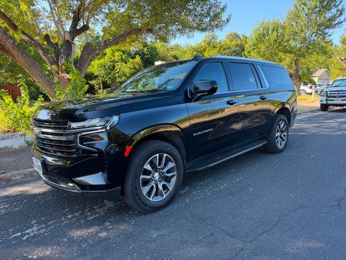 Used 2023 Chevrolet Suburban LT RWD image 4