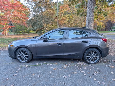 Used 2018 MAZDA MAZDA3 Touring image 5