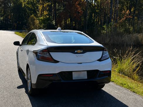 Used 2017 Chevrolet Volt Premier w/ Driver Confidence II Package FWD image 4