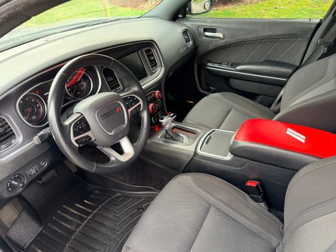 Used 2017 Dodge Charger SXT image 9