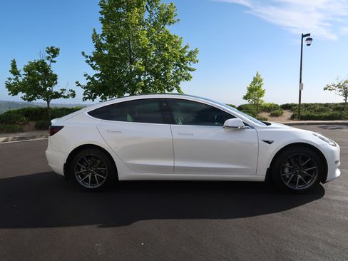 Used 2020 Tesla Model 3 Standard Range Plus image 2