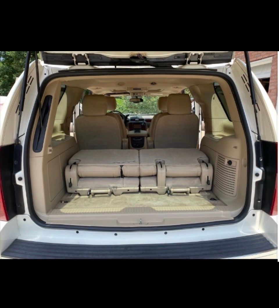 Used 2014 Chevrolet Tahoe LTZ RWD image 12