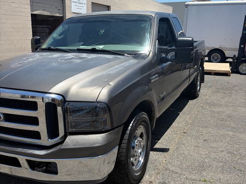Used 2006 Ford F250 2WD SuperCab Super Duty image 5